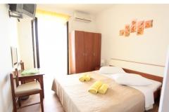 Pokoje Bili Galeb BED? Pokoj 2 – yellow foto 3