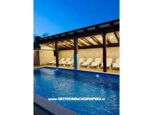 Villa Robert 2 z basenem Cesarica