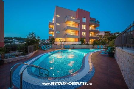 LAURA, 110 m2 pool, 100 m to beach Trogir Chorwacja