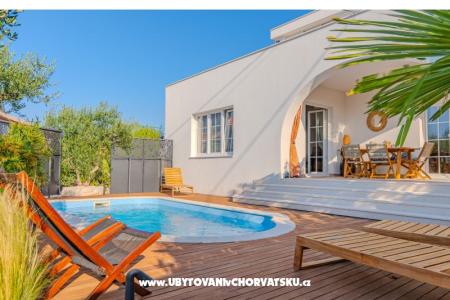 The Three Flowers Pool Dom – Trogir Chorwacja