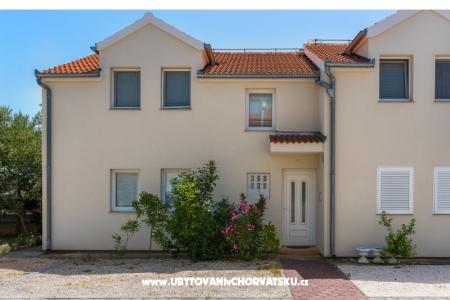 Apartamenty Karla, Mara, Ana, Ivan   Vodice Chorwacja