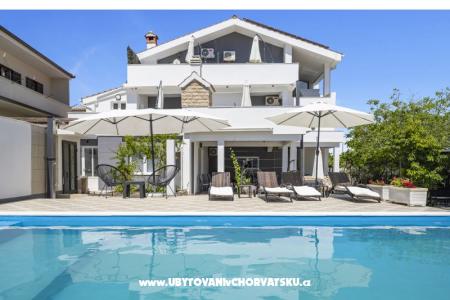 Vila s bazenom i jacuzzijima foto 2