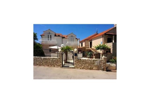 Apartamenty Bera, Julie i Edi - nocleg eiland Brac Chorwacja