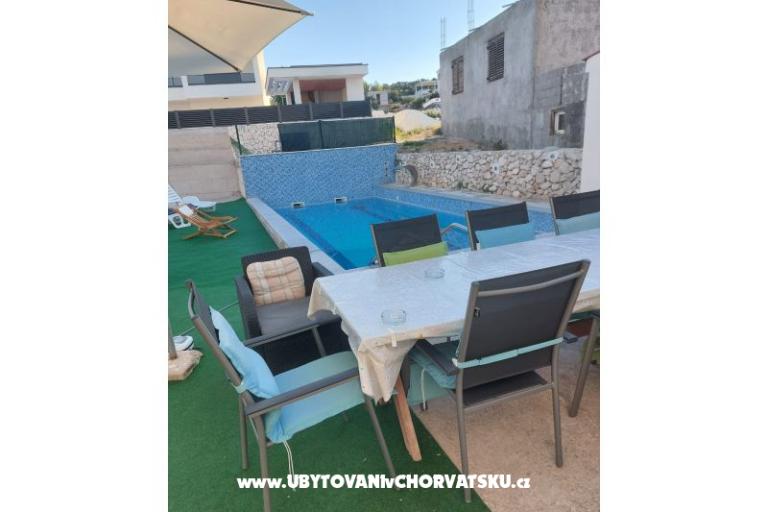 Apartamenty Dinko s grijanim bazenom – foto 11