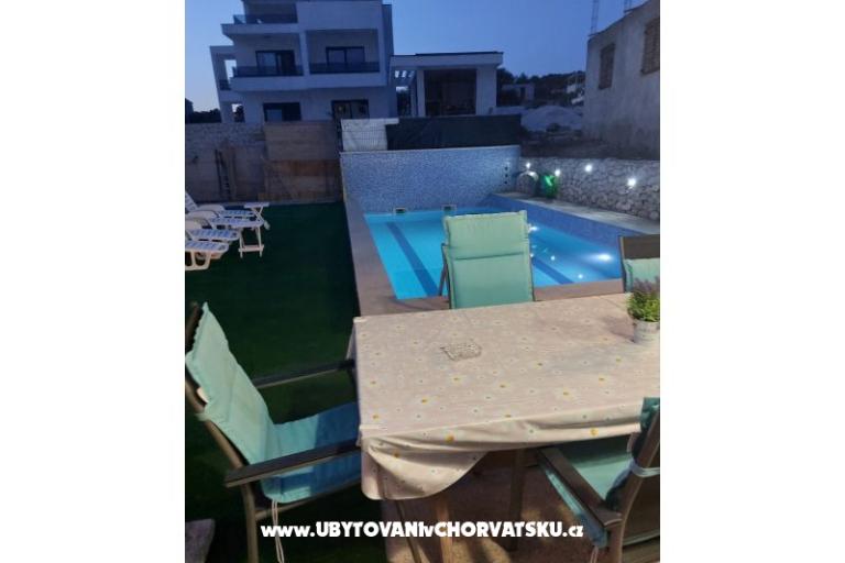 Apartamenty Dinko s grijanim bazenom – foto 6