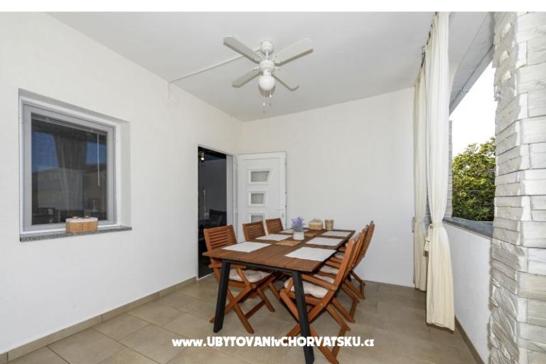 Apartament z basenem and jacuzzi – foto 20