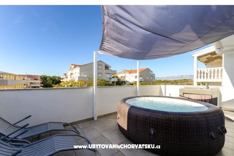 Apartament z basenem and jacuzzi – foto 24