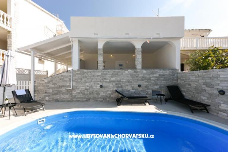 Apartament z basenem and jacuzzi – foto 4