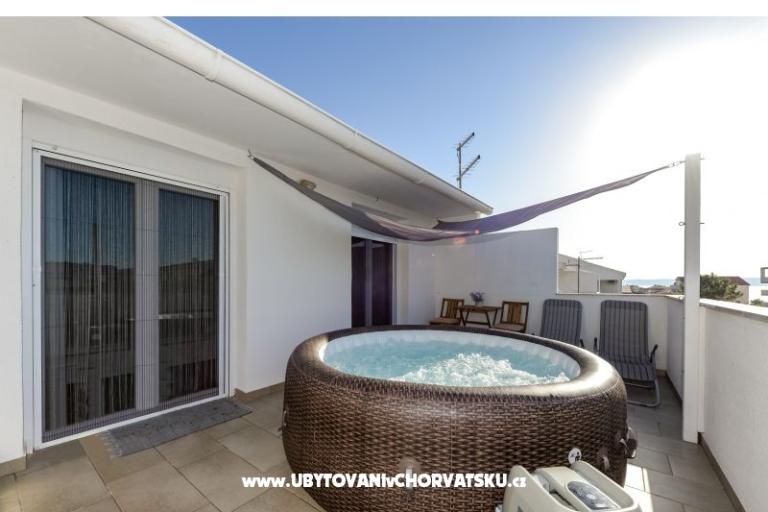 Apartament z basenem and jacuzzi – foto 7