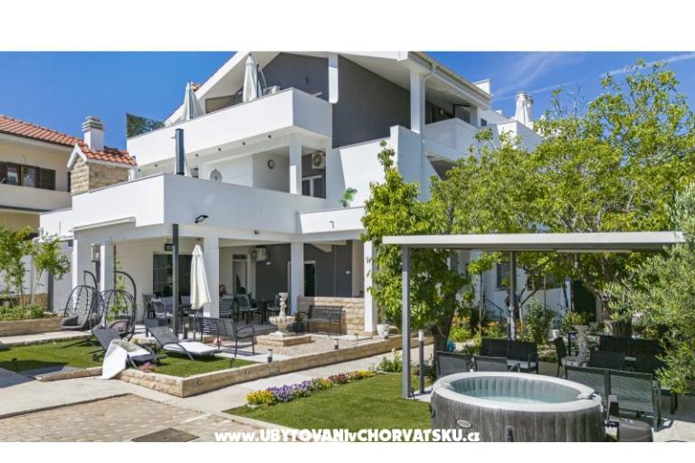 Vila s bazenom i jacuzzijima – foto 8